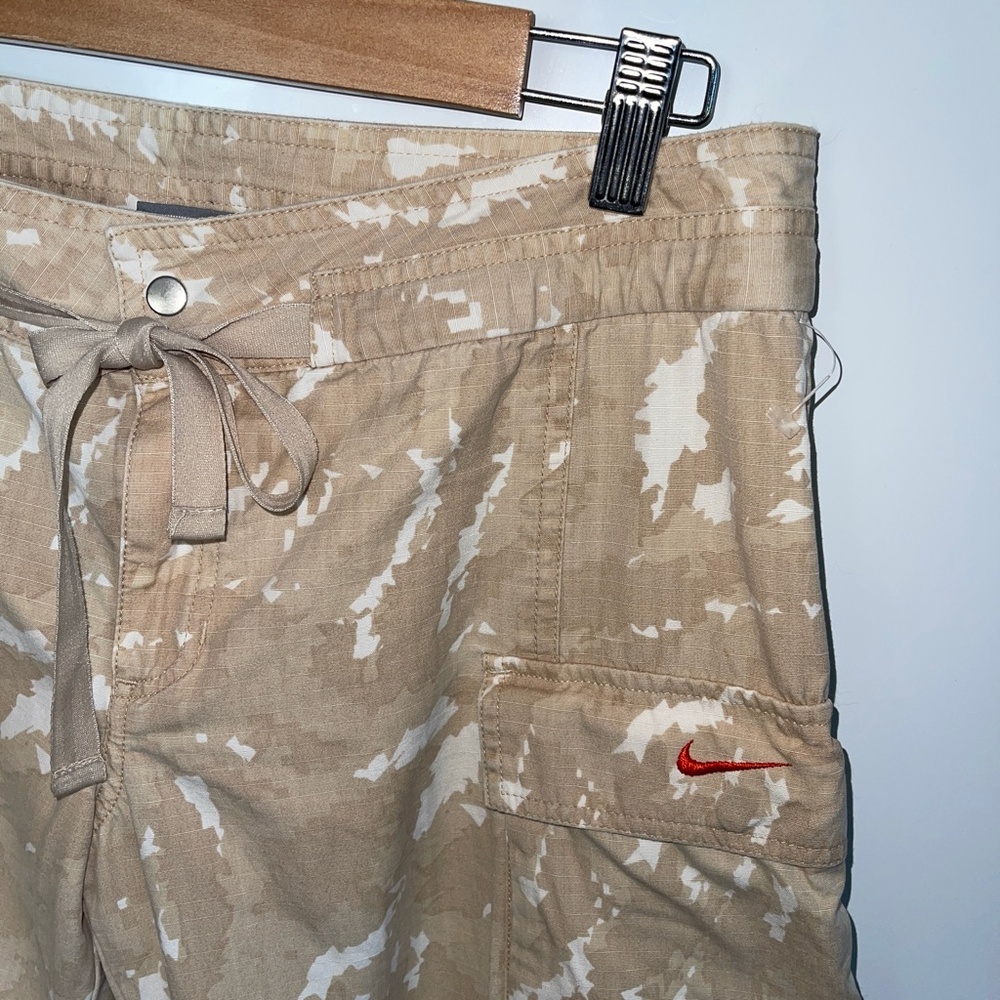 Nike Beige White Camo Cargo‎ Utility Capris Size Medium 8-10 - Picture 2 of 6